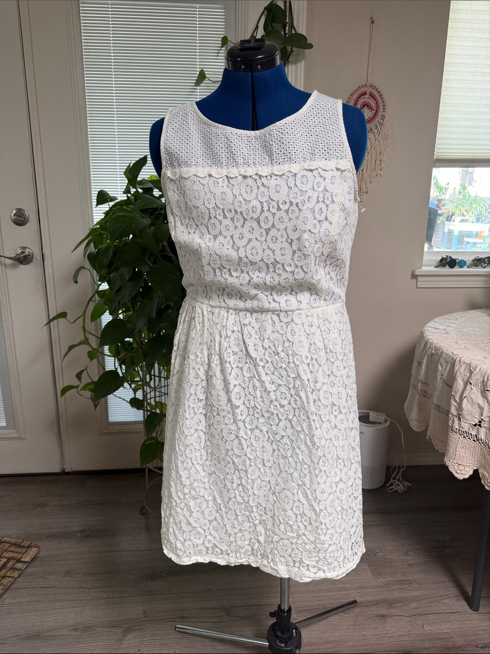 Sleeveless Vintage White Lace Midi Dress - Timeless Women's Style